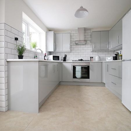 Family Home In The Charming Coastal Town Of Barry Extérieur photo