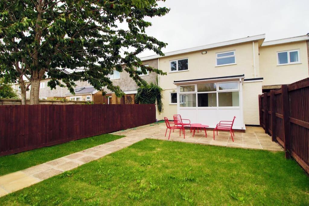 Family Home In The Charming Coastal Town Of Barry Extérieur photo