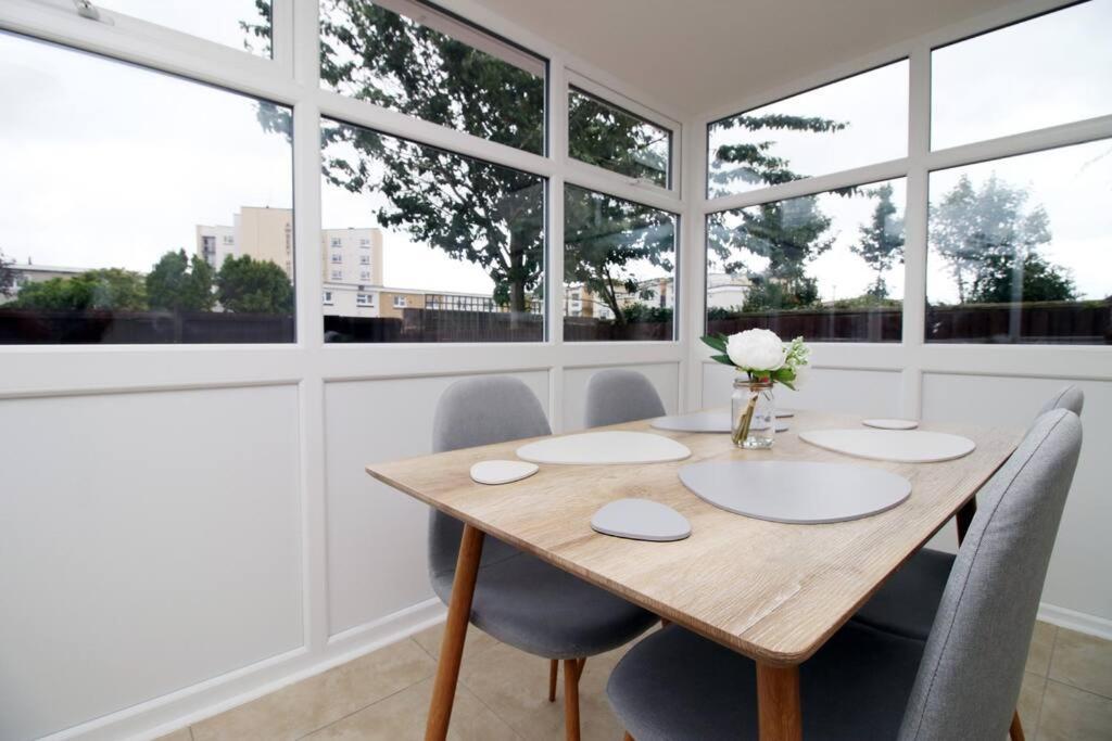 Family Home In The Charming Coastal Town Of Barry Extérieur photo